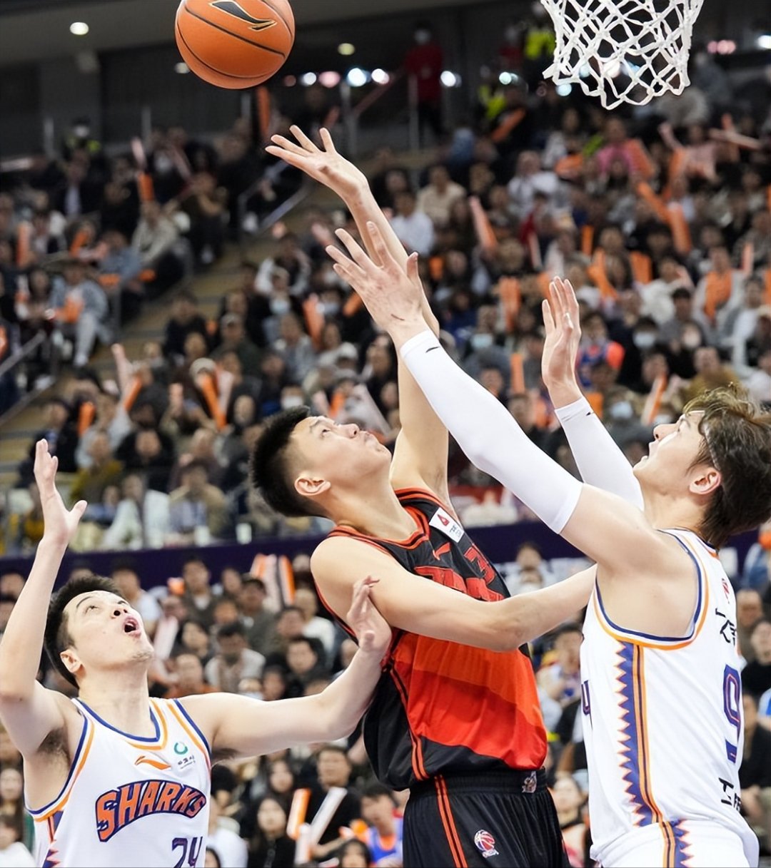 包含冲刺阶段突围战来临，北京首钢围绕全明星赛复出首秀，目标明确，身体对抗强度拉满的词条