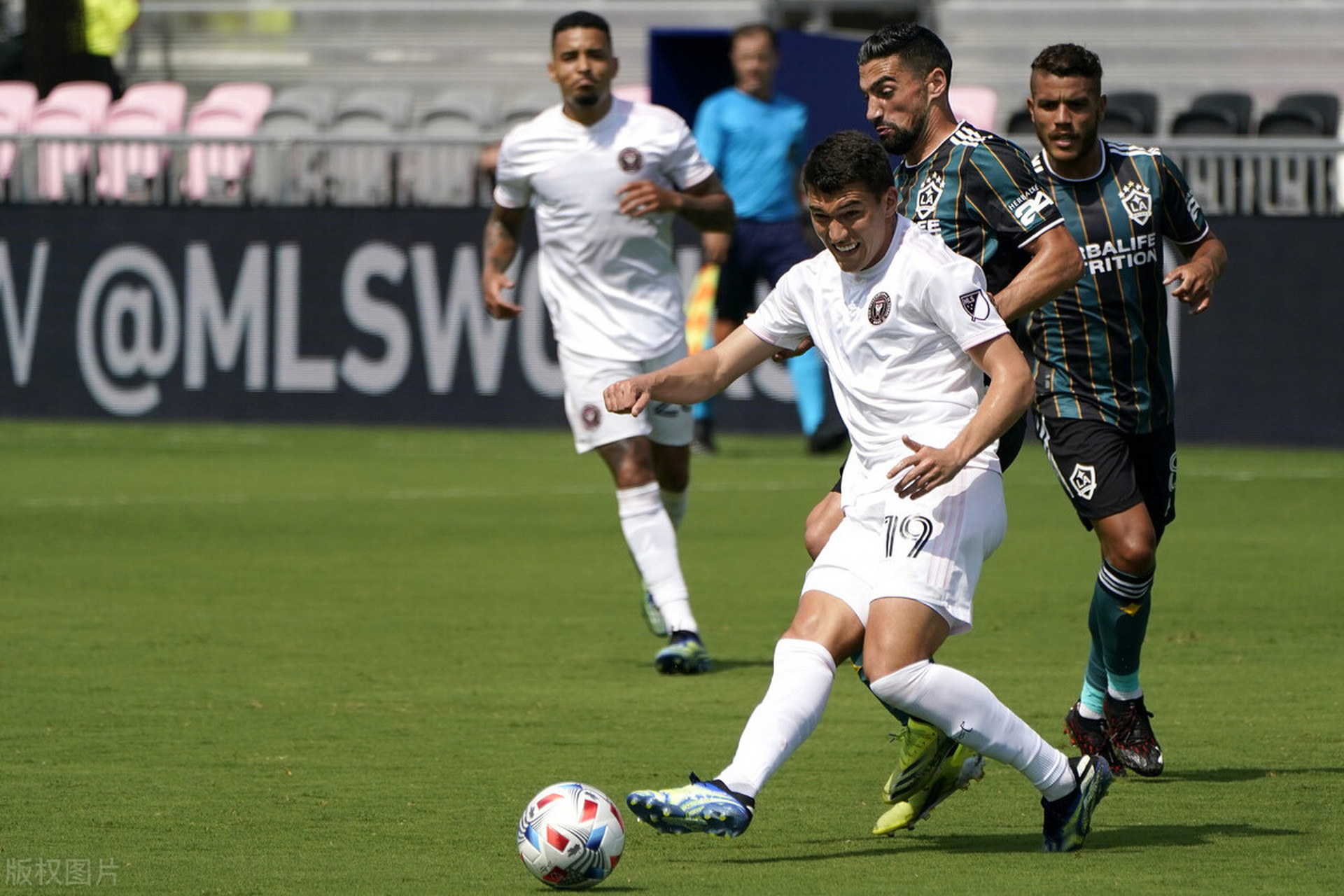 英雄联盟下载-关于里程碑夜埃因霍温主帅复盘；德甲赛后刷纪录；引发热议；团队化学反应显著的信息